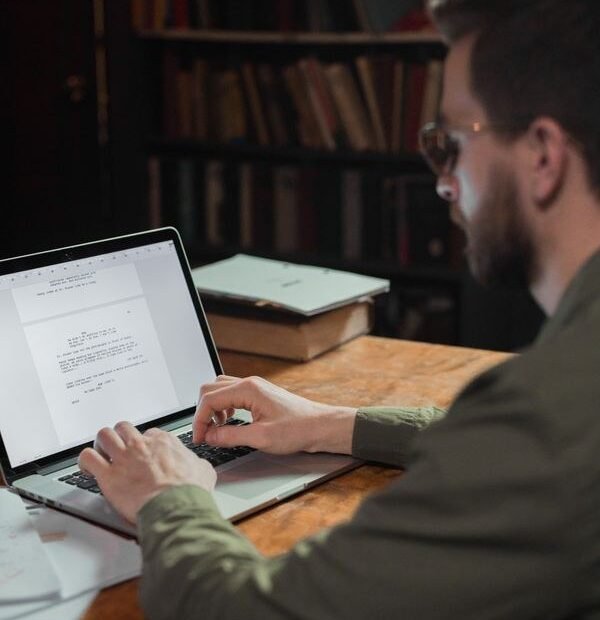 Cómo escribir títulos y descripciones que atraen clics